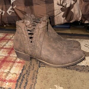 Super cute ankle booties boots bag, zipper brown western flair